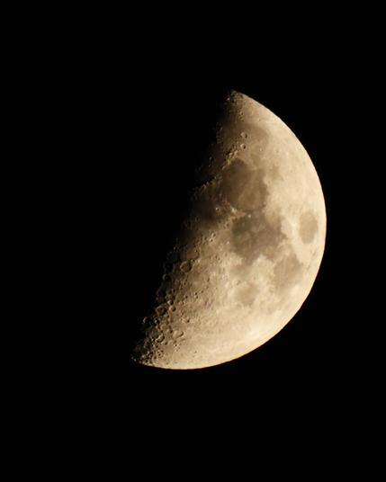 Une demi lune très grise