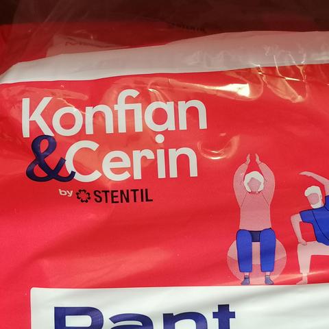 Photo d'un emballage plastique een gros plan. On lit les mots:
Konfian & Cerin
by STENTIL.
Il y a deux personnes aux cheveux blancs dessinées à côté.