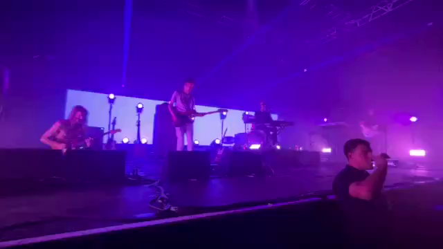 Concert de Ghinzu vu depuis le premier rang de la fosse. Le groupe joue la longue partie instrumentale de "The Dragster Wave", lorsque soudain le guitariste Greg Remy saute de la scène et se laisse porter par la foule... en passant allègrement au-dessus du cameraman (= Votre Serviteur).