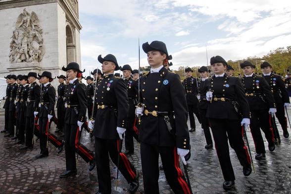 Défilé de polytechniciens devant l'Arc de Triomphe