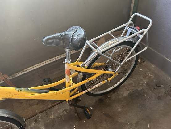 Photo de l’arrière du vélo. La selle est bien abîmée.