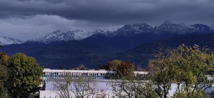 Il a neige cette nuit au dessus de 1600m env, et là les arbres et bâtiments du campus au premier plan ont du soleil.