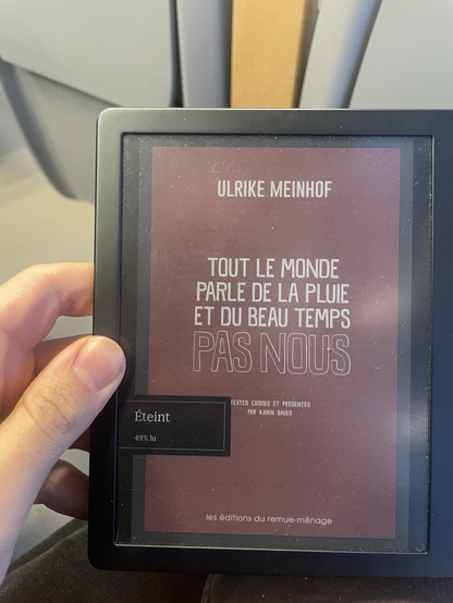 Photo de ma liseuse qui affiche un livre d’Ulrike Meinhof