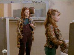 Angela dans les toilettes du lycée en train de discuter avec Sharon