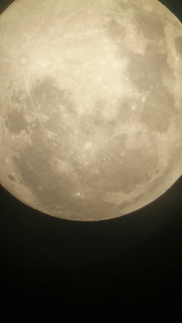 La Lune filmée à l'oculaire d'un petit télescope Celestron C90 orange
