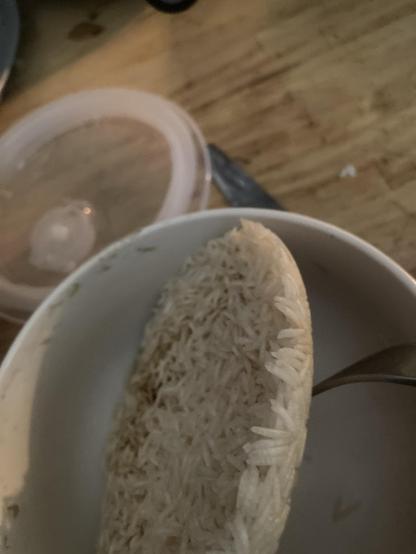 Du riz cuit ca fait une sorte de galette un peu cramee